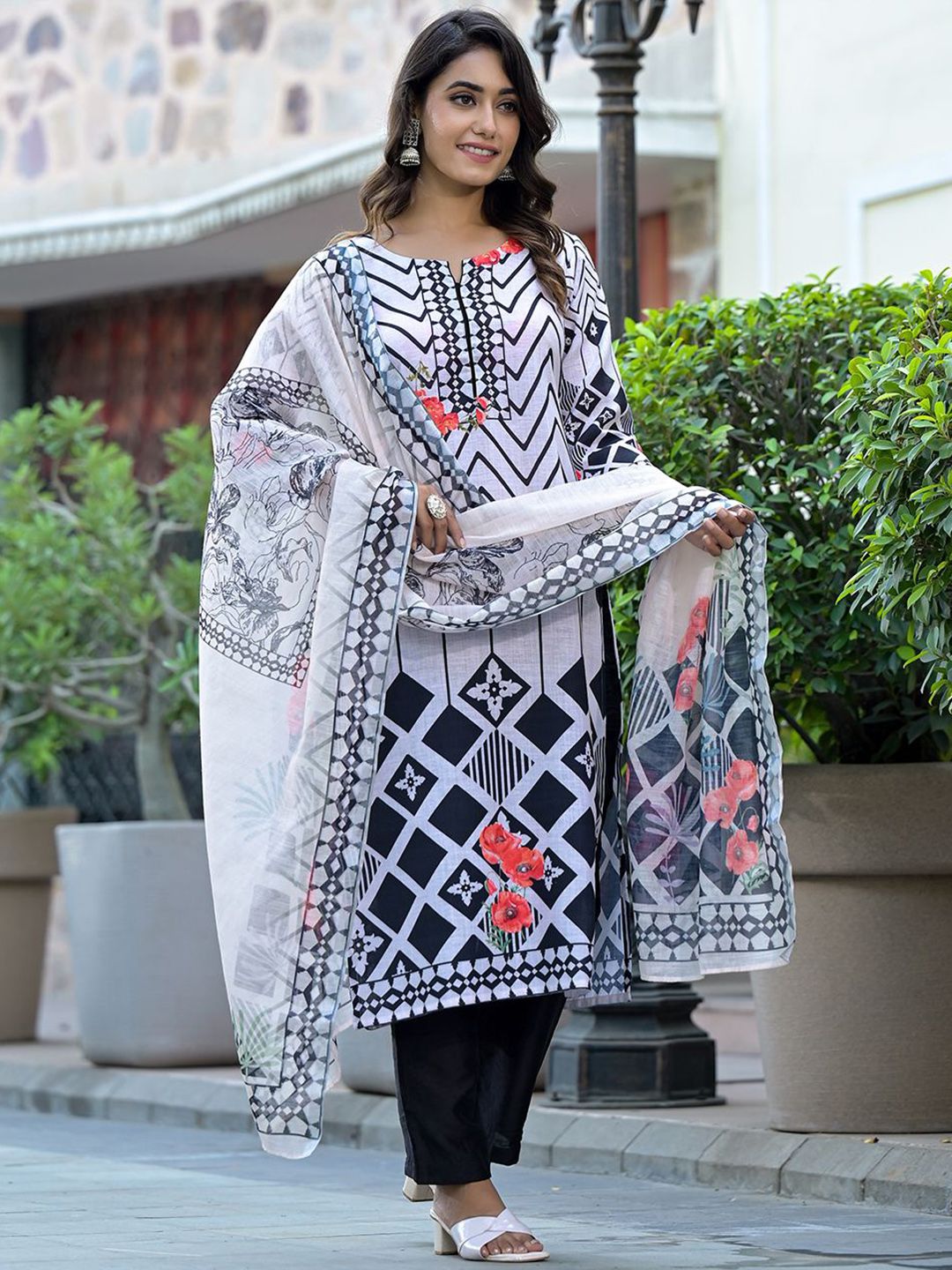 Dhiyona VA Women'sGeometric Printed Straight Kurta With Trousers & Dupatta