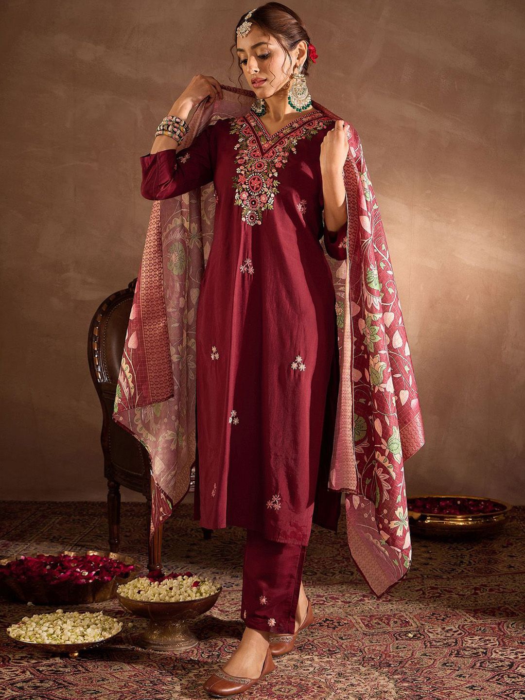 Dhiyona IE Women Floral Embroidered Regular Thread Work Kurta with Trousers & With Dupatta