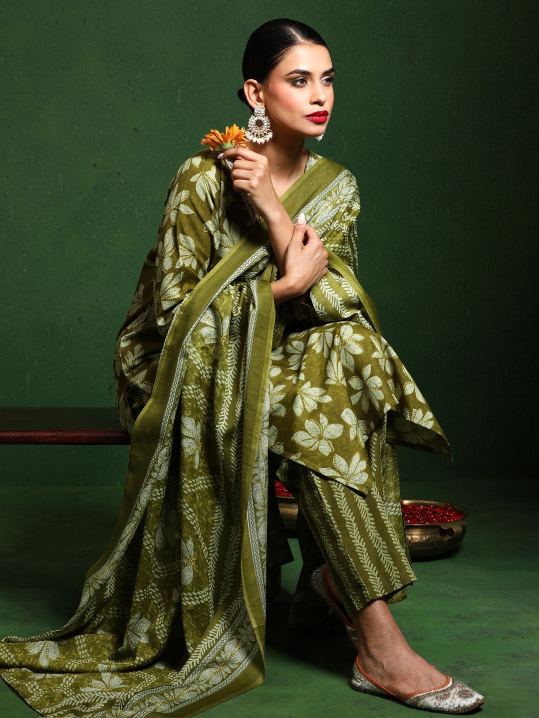 Dhiyona VA Women'sFloral Printed V-Neck Straight Kurta With Trousers And Dupatta