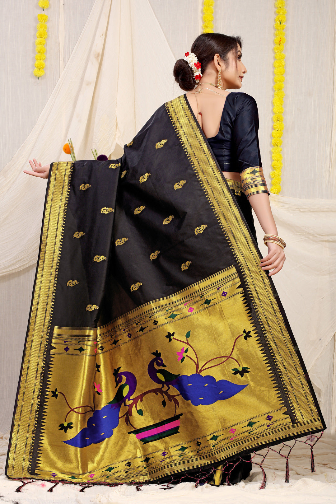 Dhiyona GR Women's Gol Mor Black Zari Paithani Silk Saree