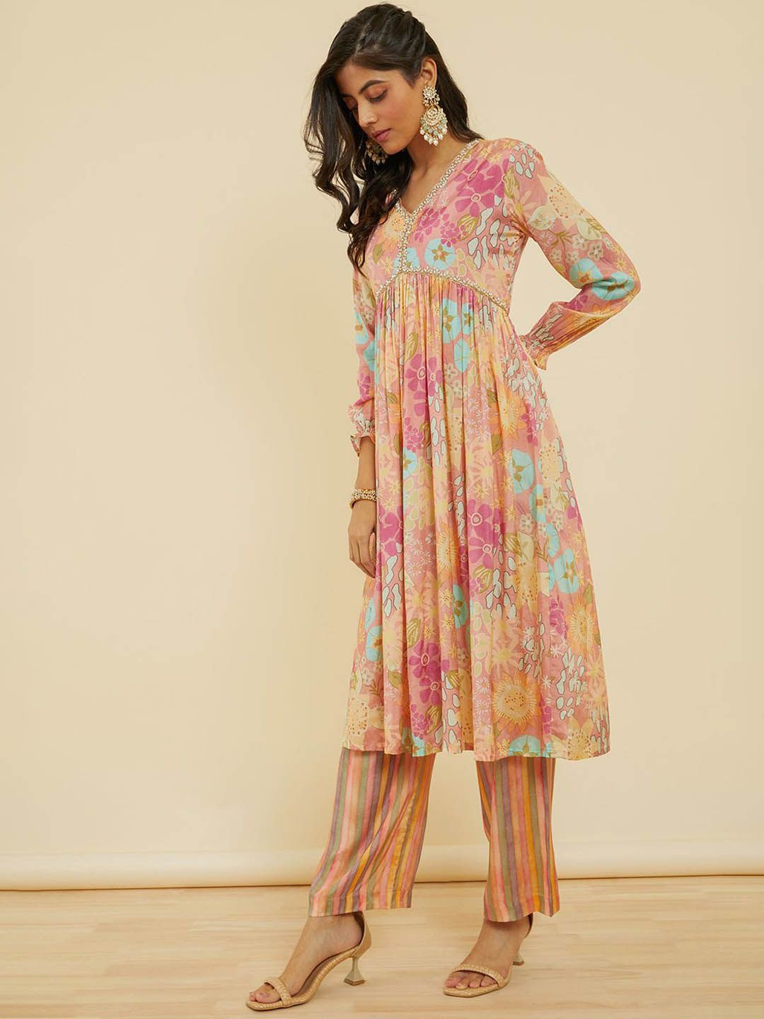 Dhiyona SO Women's Women Floral Printed Empire Beads and Stones Kurta with Trousers