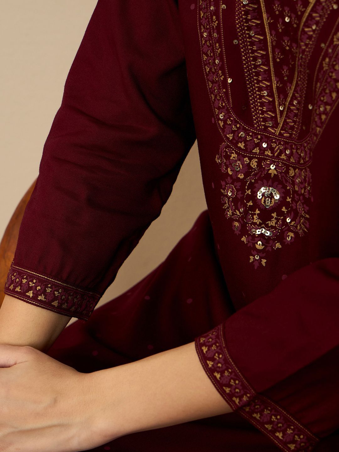 Dhiyona IE Floral Printed Round Neck Sequinned Straight Kurta