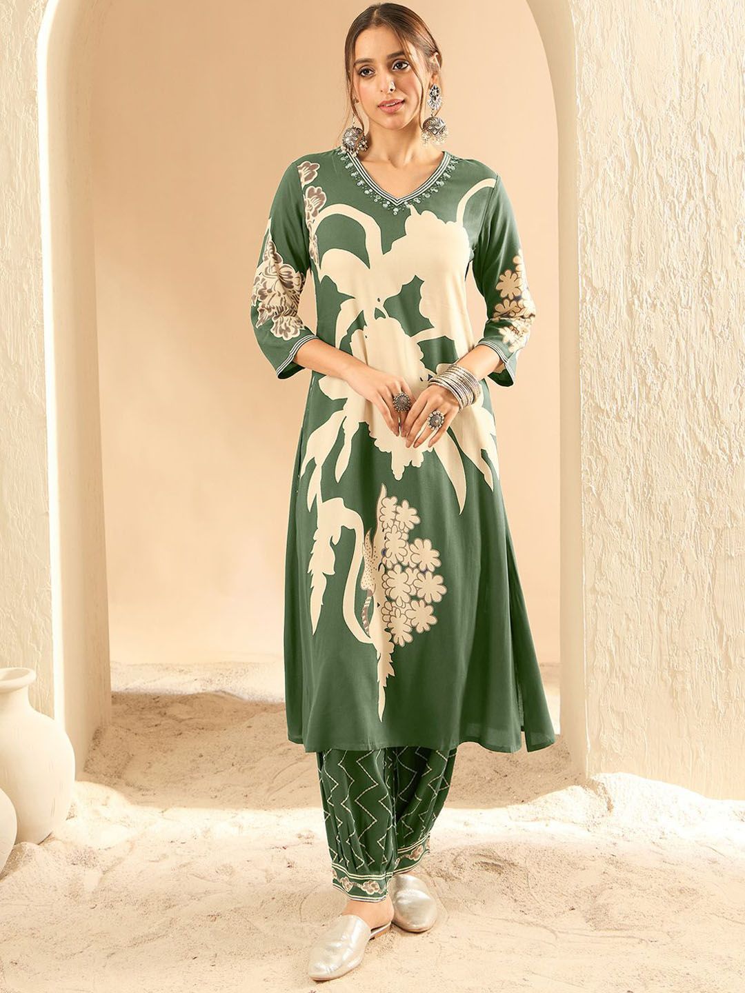 Dhiyona IE Floral Printed V-Neck Beads and Stones Screen Technique Kurta With Salwar