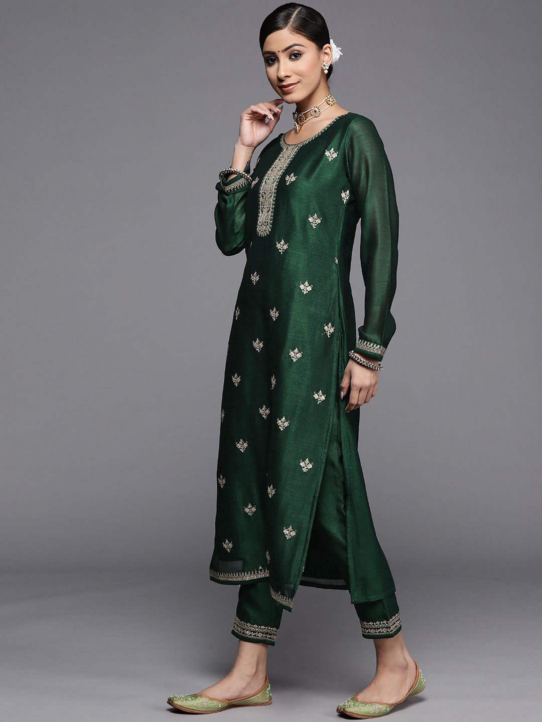 Dhiyona LB Women's Floral Embroidered Zari Round Neck Straight Kurta