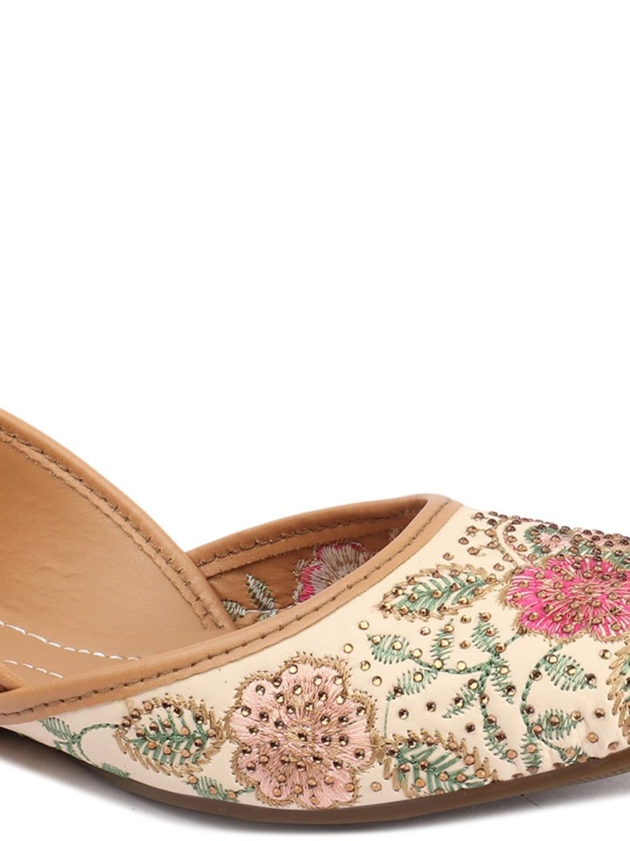 Dhiyona AK Embroidered Mojaris