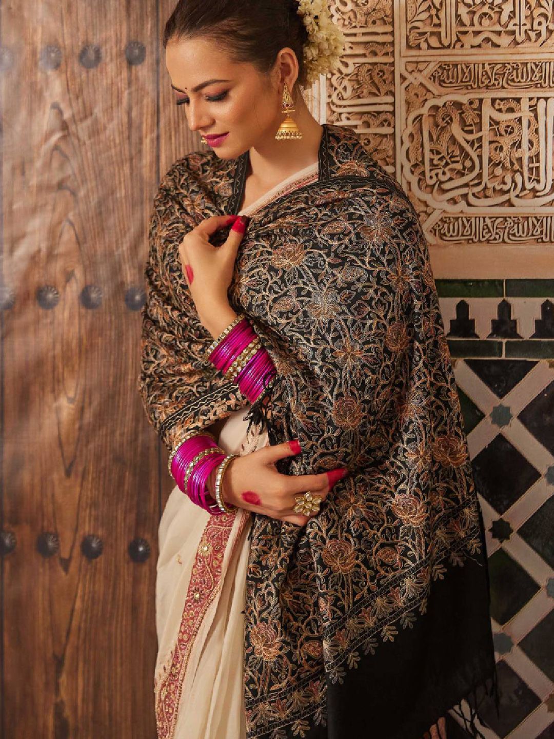 Dhiyona PA Women Floral Embroidered Shawl