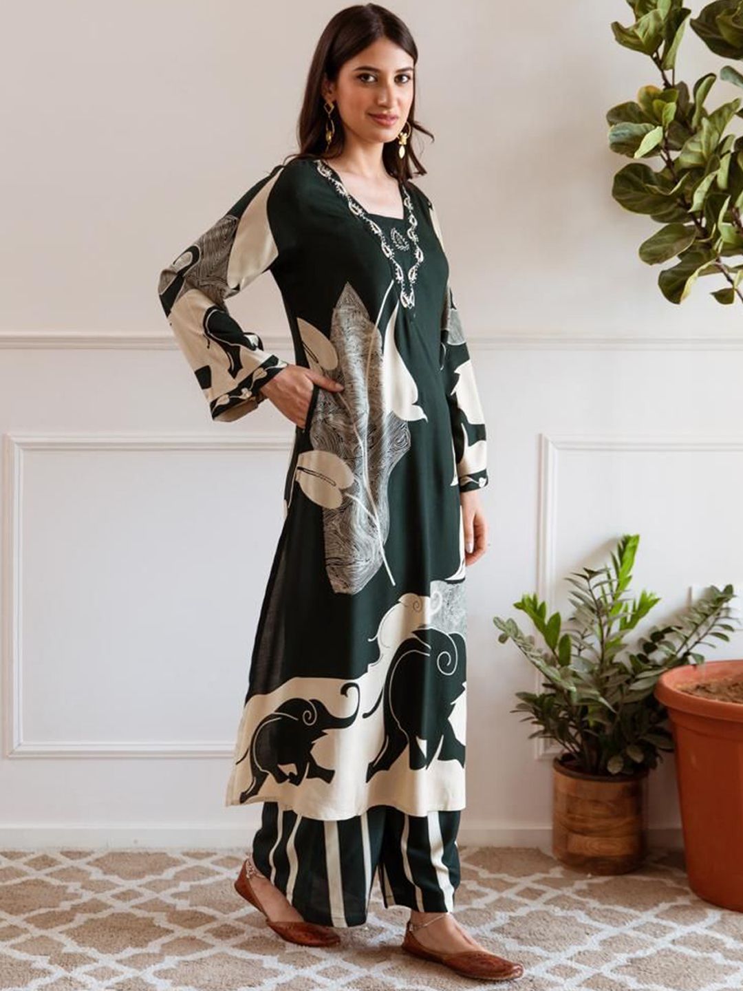 Dhiyona IE Women Printed Regular Beads and Stones Kurta with Palazzos
