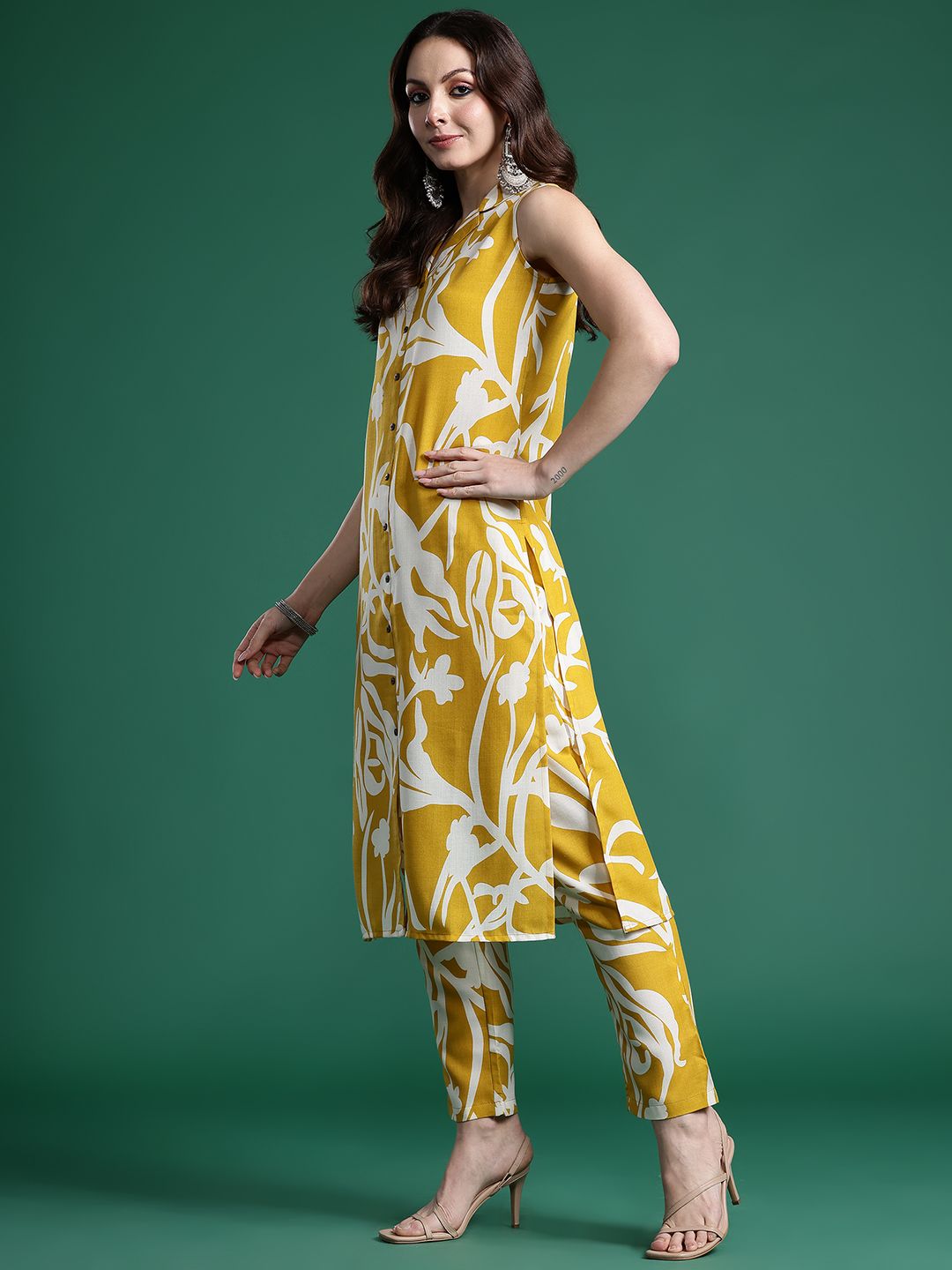 Dhiyona IE Women Printed Regular Linen Kurta with Trousers