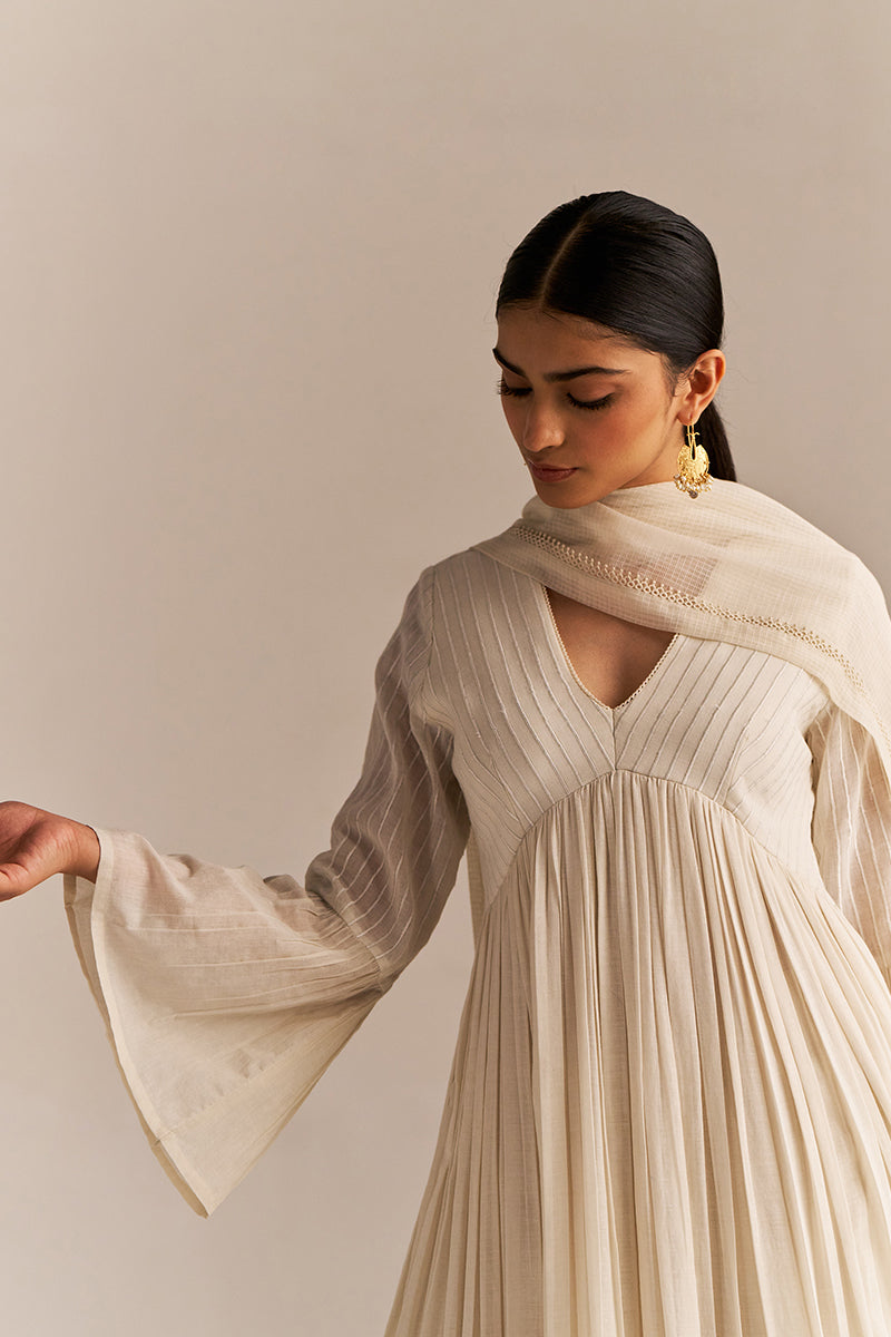 Dhiyona GF Women's Off-White Mul-Mul Anarkali Kurta Set