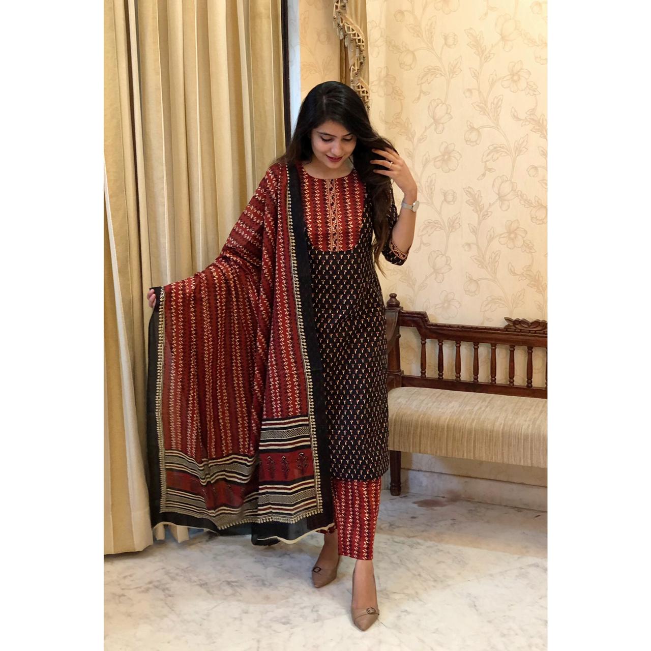 Women Maroon, Black Printed Viscose Rayon Kurta And Pant Set