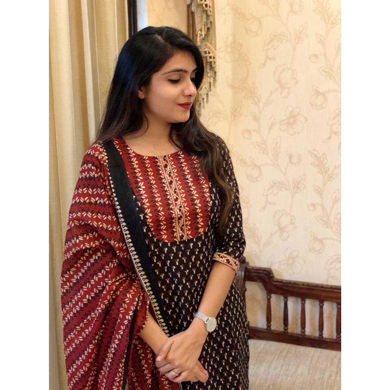 Women Maroon, Black Printed Viscose Rayon Kurta And Pant Set