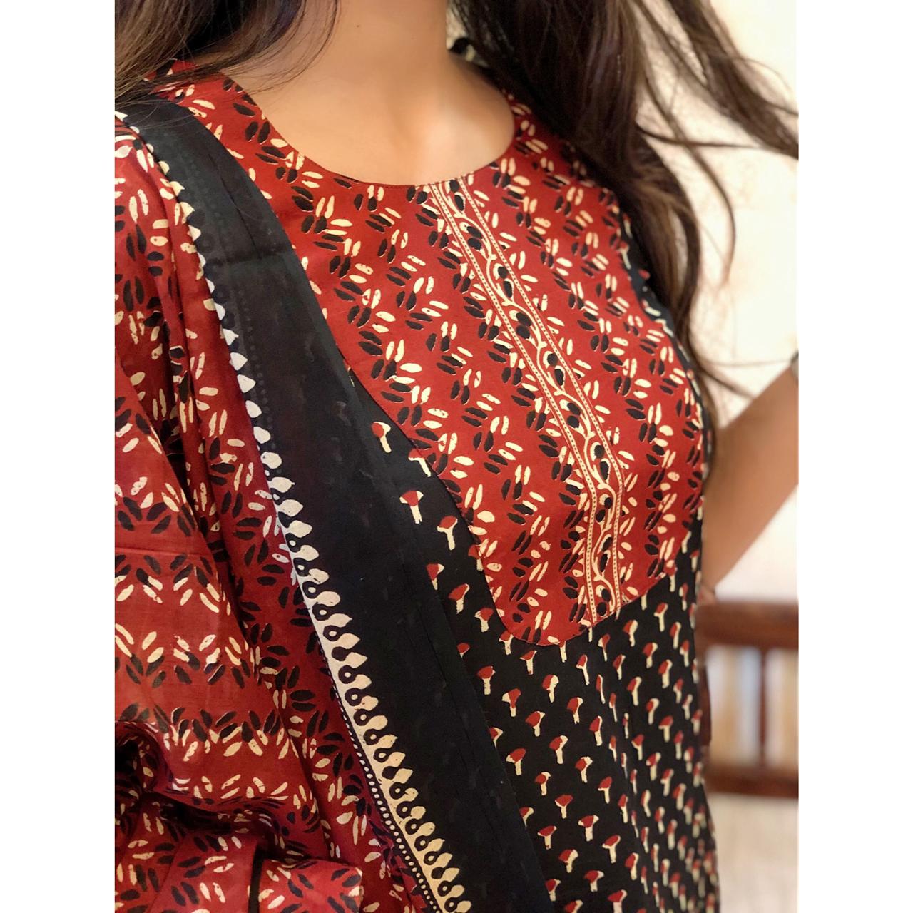 Women Maroon, Black Printed Viscose Rayon Kurta And Pant Set