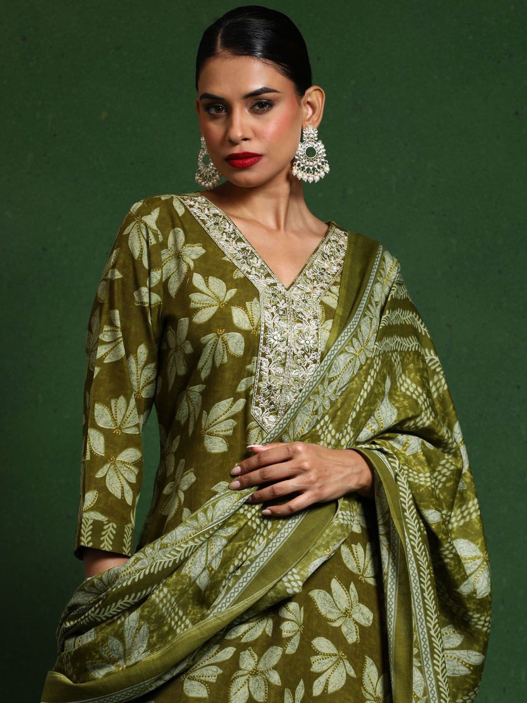 Dhiyona VA Women'sFloral Printed V-Neck Straight Kurta With Trousers And Dupatta