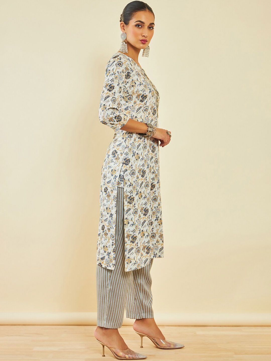 Dhiyona SO Women's Grey Floral Printed Regular Gotta Patti Kurta With Trousers