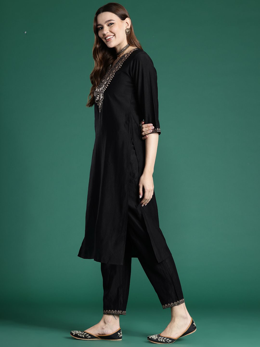 Dhiyona IE Ethnic Motifs Embroidered Liva Kurta with Trousers & With Dupatta
