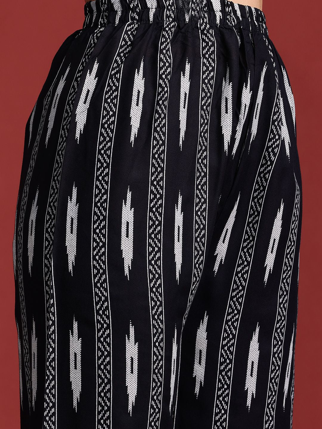 Dhiyona IE Printed Tie-Up Neck Mirror Work Kurta With Trousers