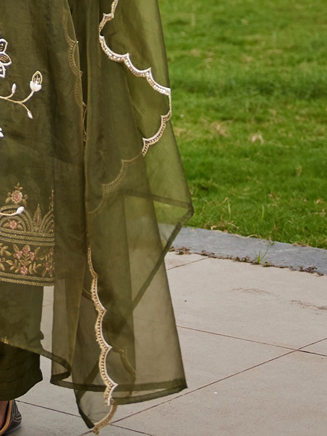 Women Floral Embroidered Regular Kurta with Trousers & With Dupatta