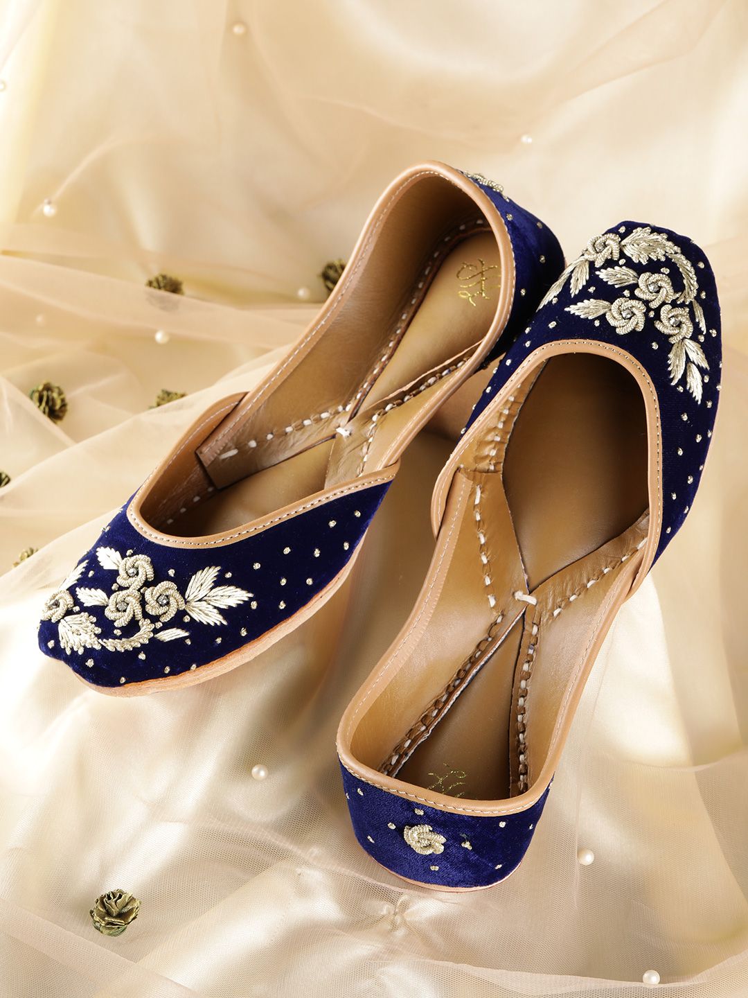 Dhiyona HOP Women Floral Embroidered Mojaris