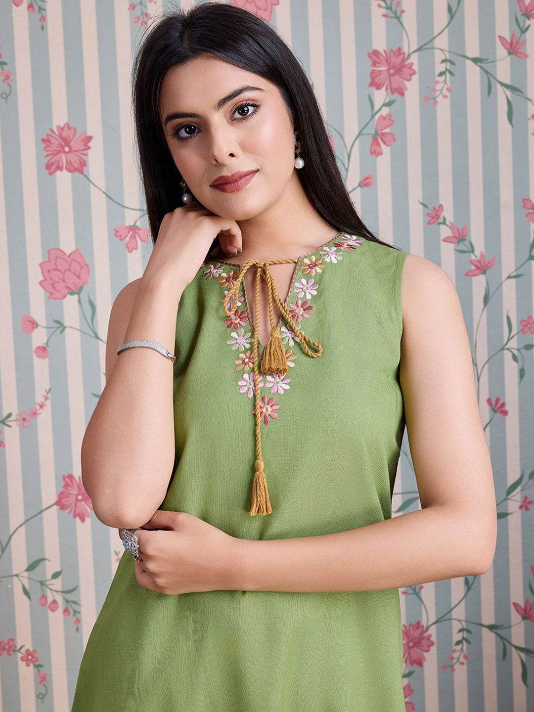 Dhiyona OD Embroidered Thread Work Straight Kurta with Palazzos