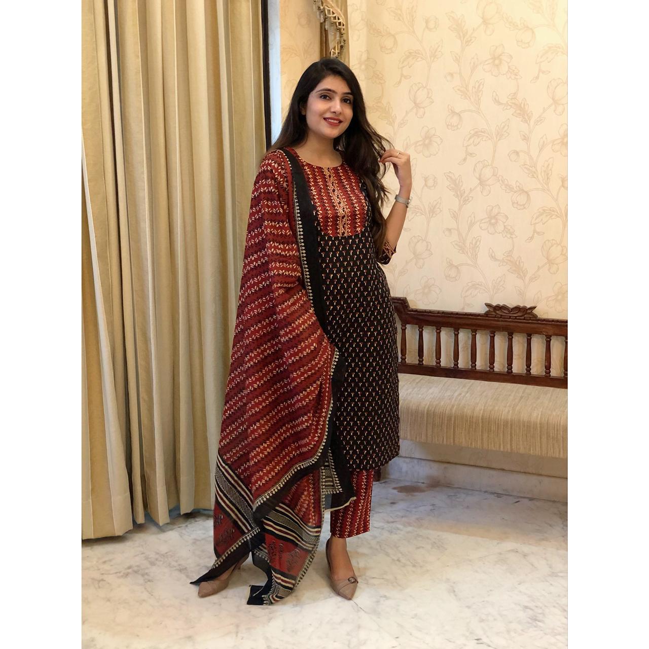 Women Maroon, Black Printed Viscose Rayon Kurta And Pant Set