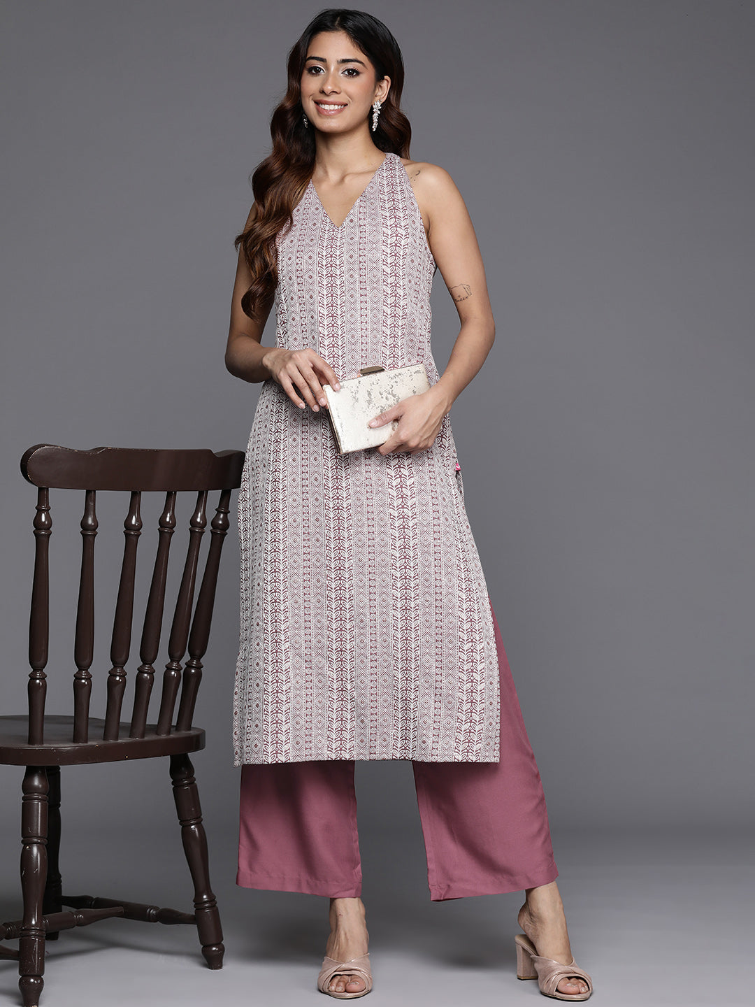 Dhiyona VR Women's Mauve Woven Design Sleeveless Kurta, Paired With Solid Bottom