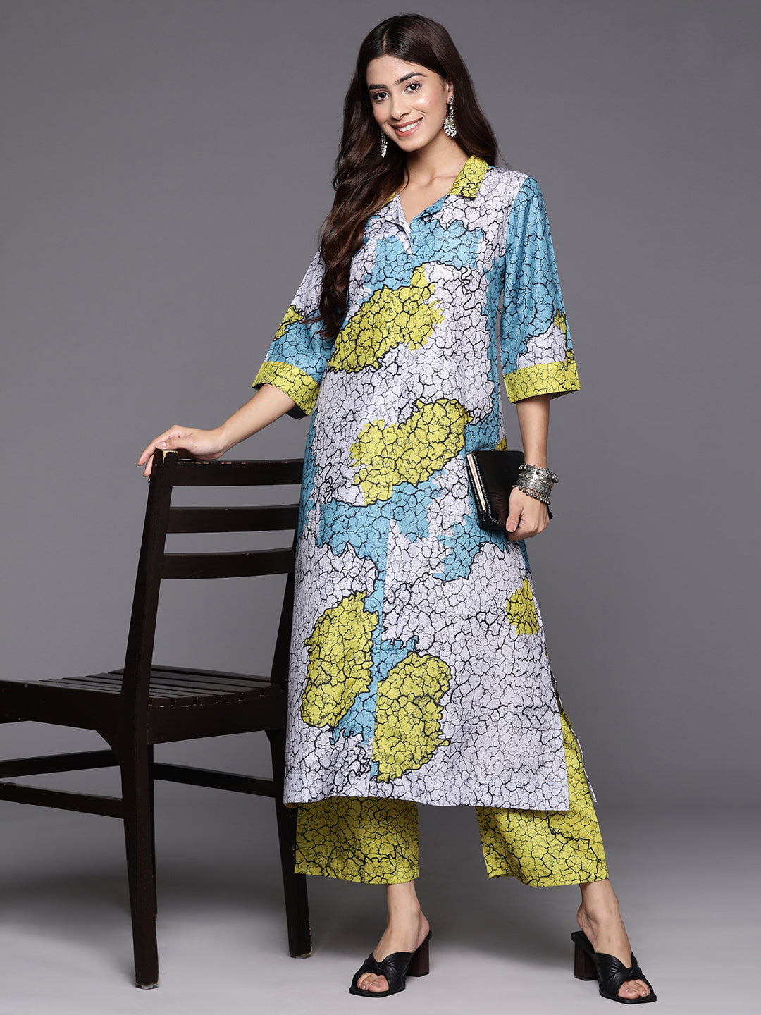 Dhiyona VR Women's Blue And Green Abstract Printed Shirt Collar, Straight Kurta With Side And Front Slits Paired With Printed Bottom