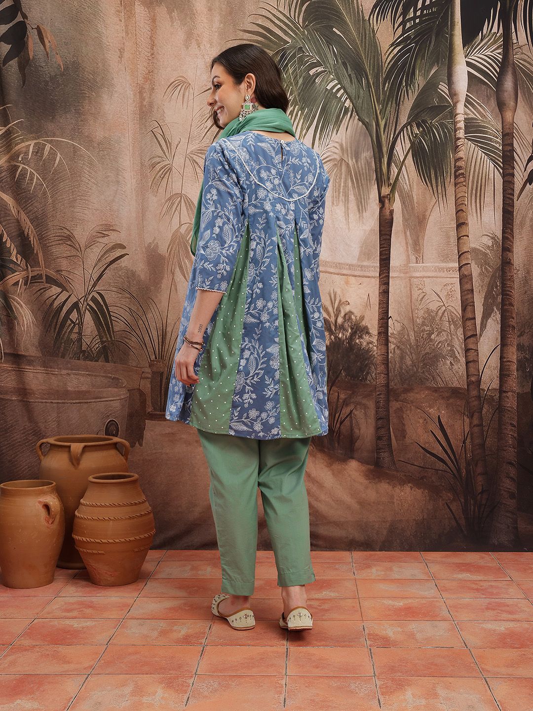 Dhiyona SN Women's Ethnic Motifs Printed Pleated Mirror Work Kurta Set