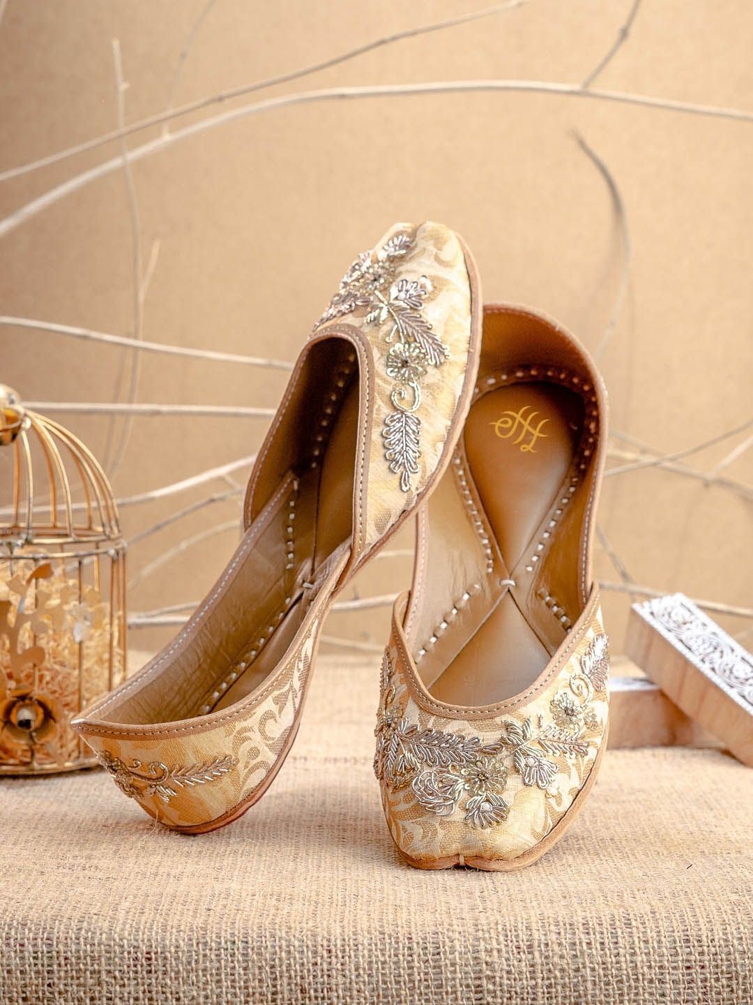 Dhiyona HOP Women Embroidered Slip-On Mojaris