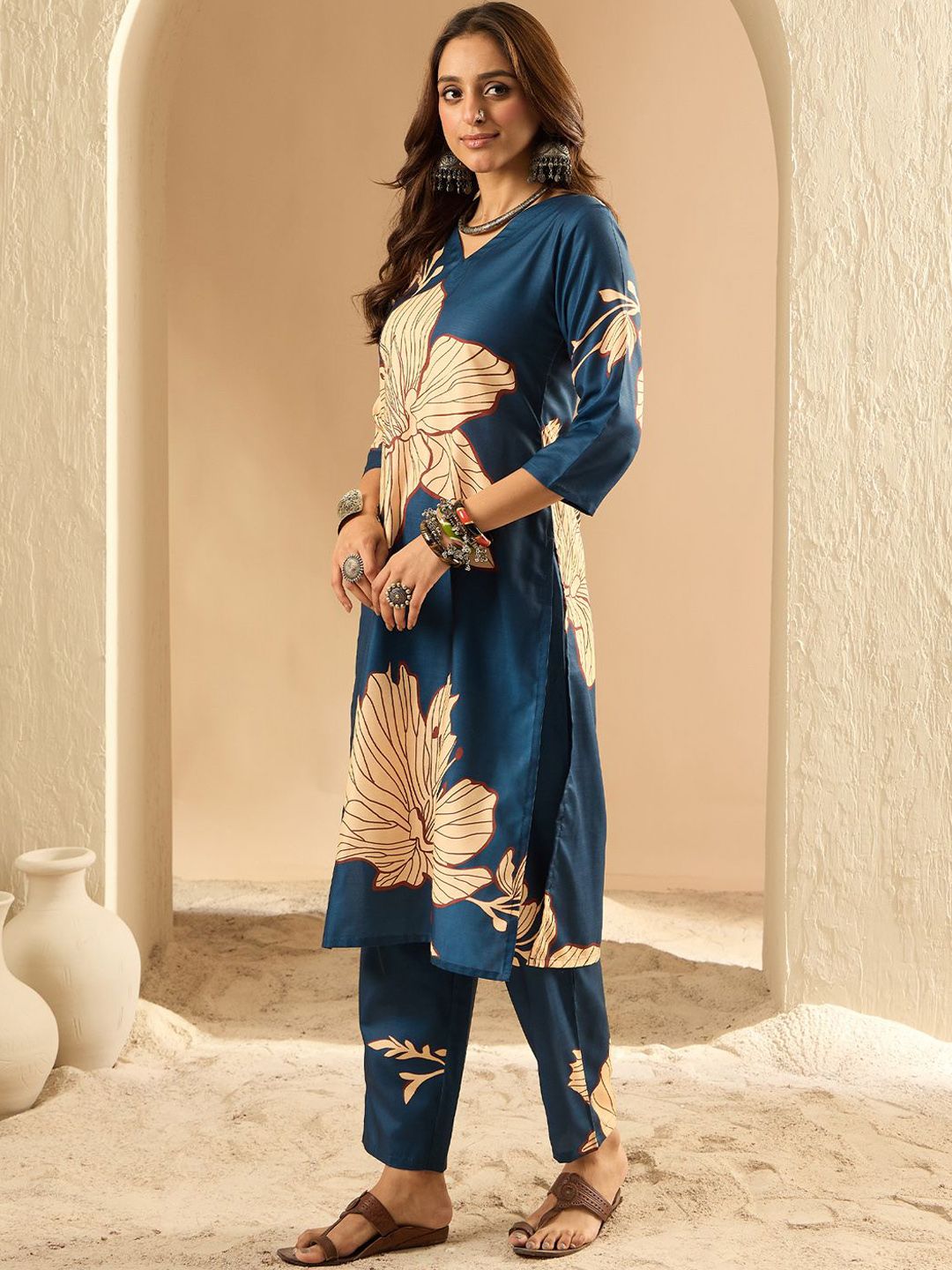 Dhiyona IE Women Floral Printed Straight Kurta with Trousers