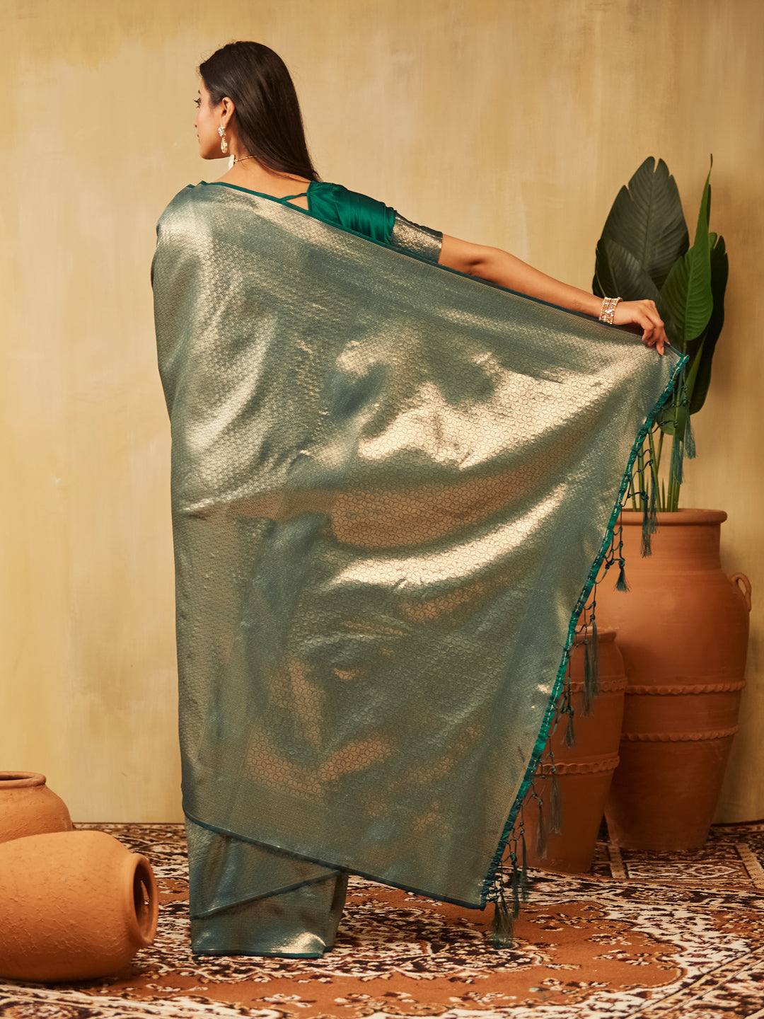 Dhiyona KS Women's Geometric Woven Design Zari Banarasi Saree