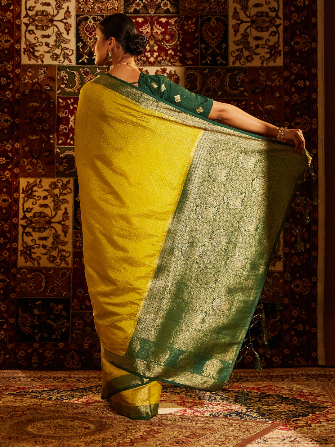 Dhiyona KS Women's Striped Woven Design Zari Banarasi Saree