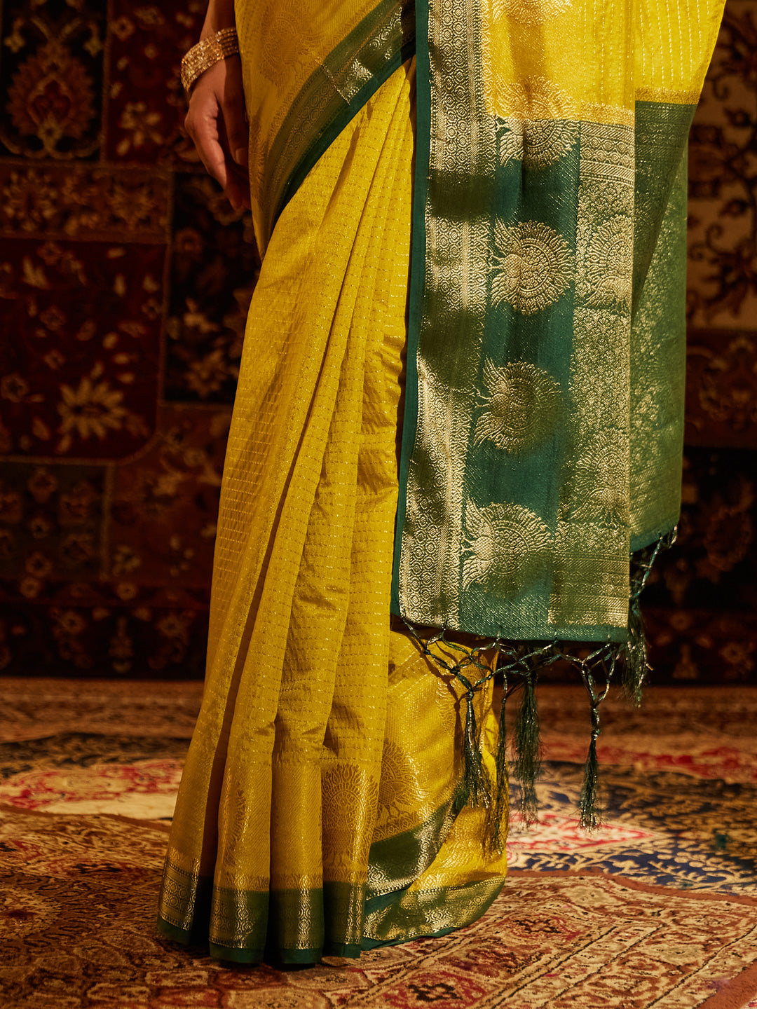 Dhiyona KS Women's Striped Woven Design Zari Banarasi Saree