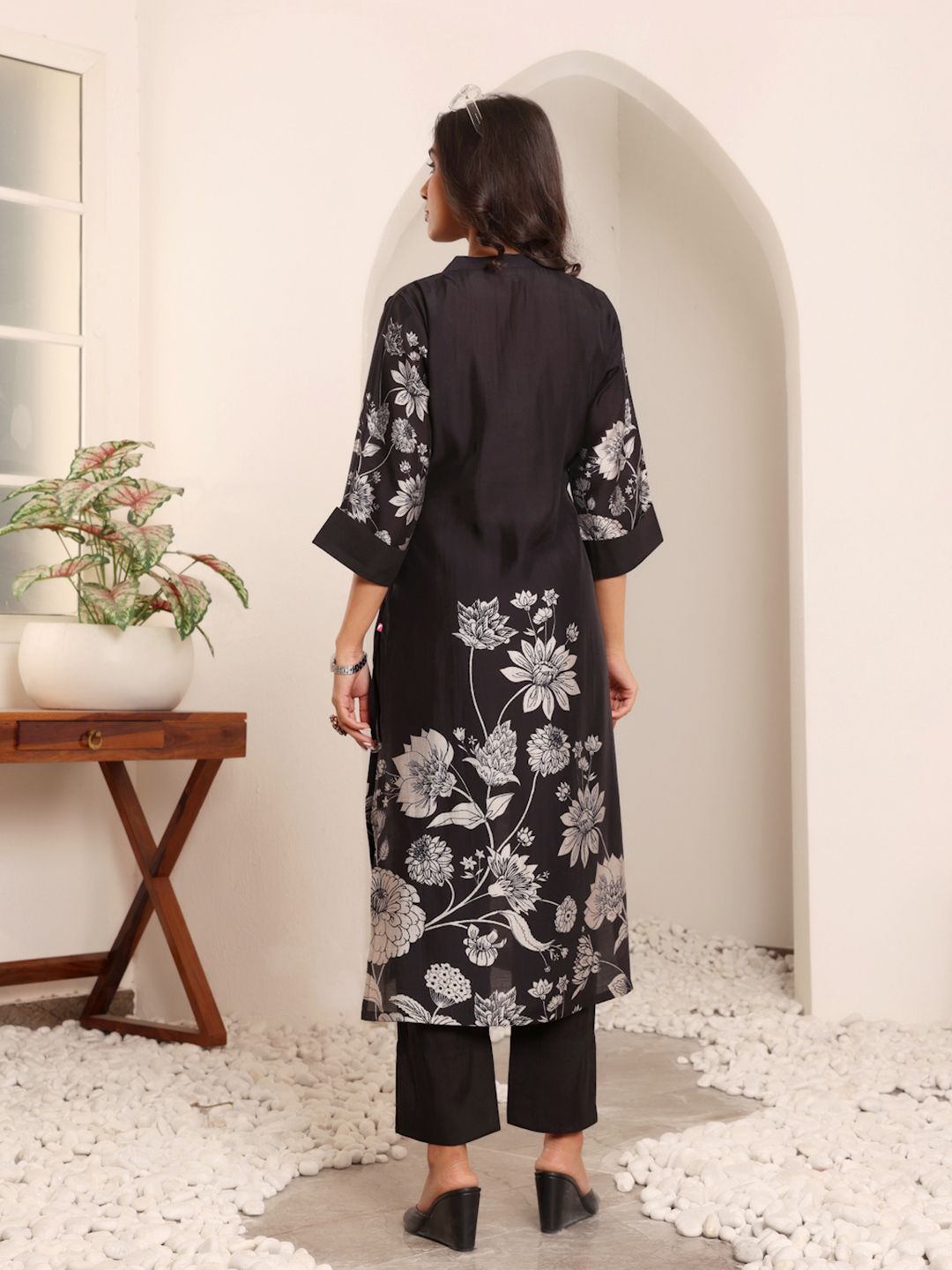 Dhiyona VA Women'sFloral Printed Mandarin Collar Chanderi Silk Straight Kurta With Trousers