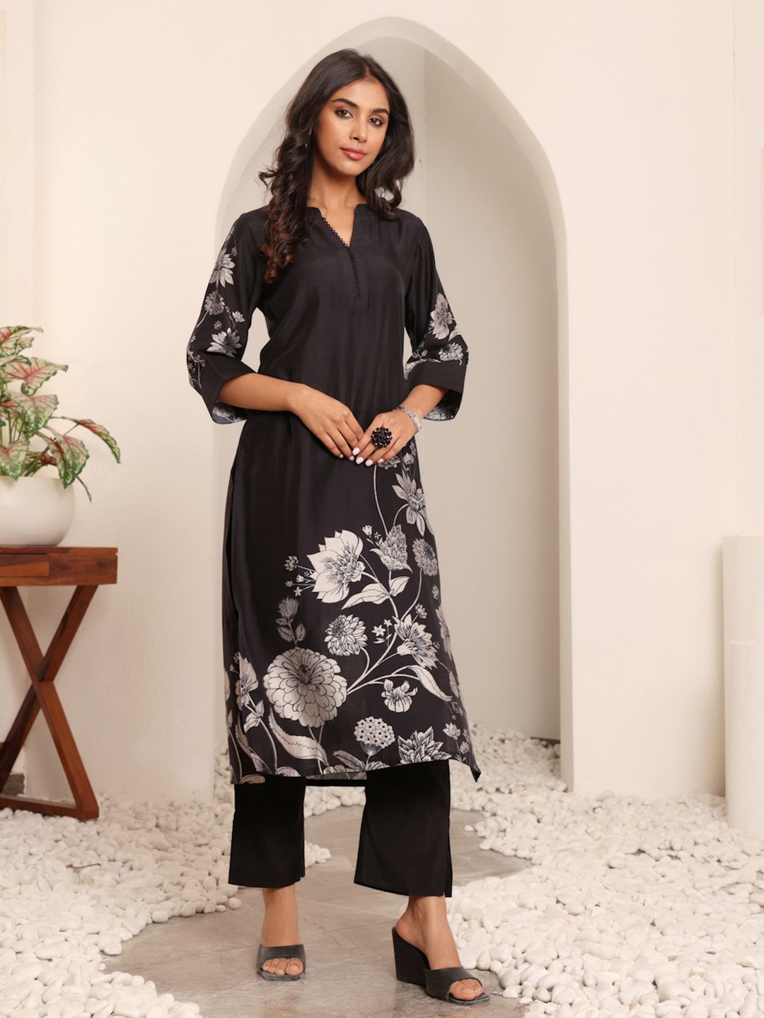 Dhiyona VA Women'sFloral Printed Mandarin Collar Chanderi Silk Straight Kurta With Trousers