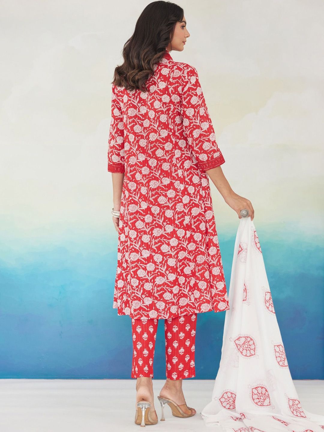 Dhiyona IE Women Floral Printed Pleated Beads and Stones Pure Cotton Kurta with Trousers & With Dupatta