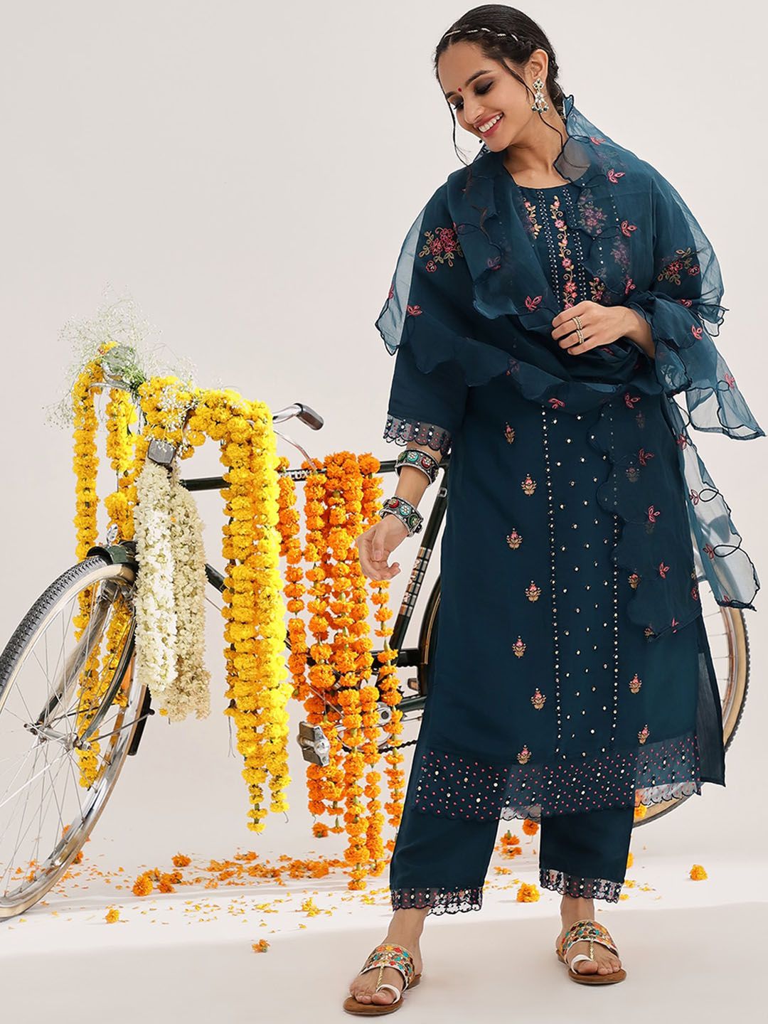 Dhiyona VA Women'sEthnic Motifs Embroidered Thread Work Detail Kurta & Trousers With Dupatta