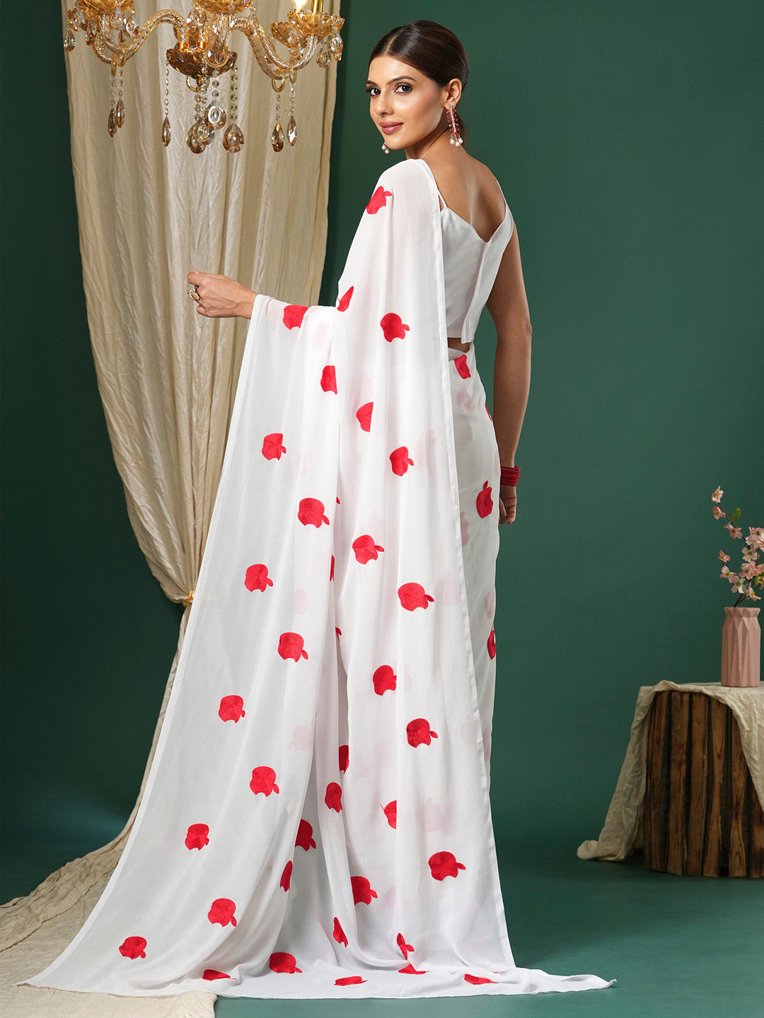 Women's Georgette White Embroidered Designer Saree With Blouse Piece