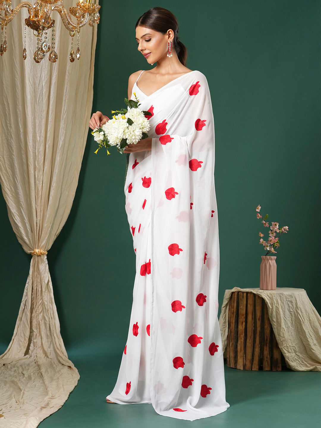 Women's Georgette White Embroidered Designer Saree With Blouse Piece