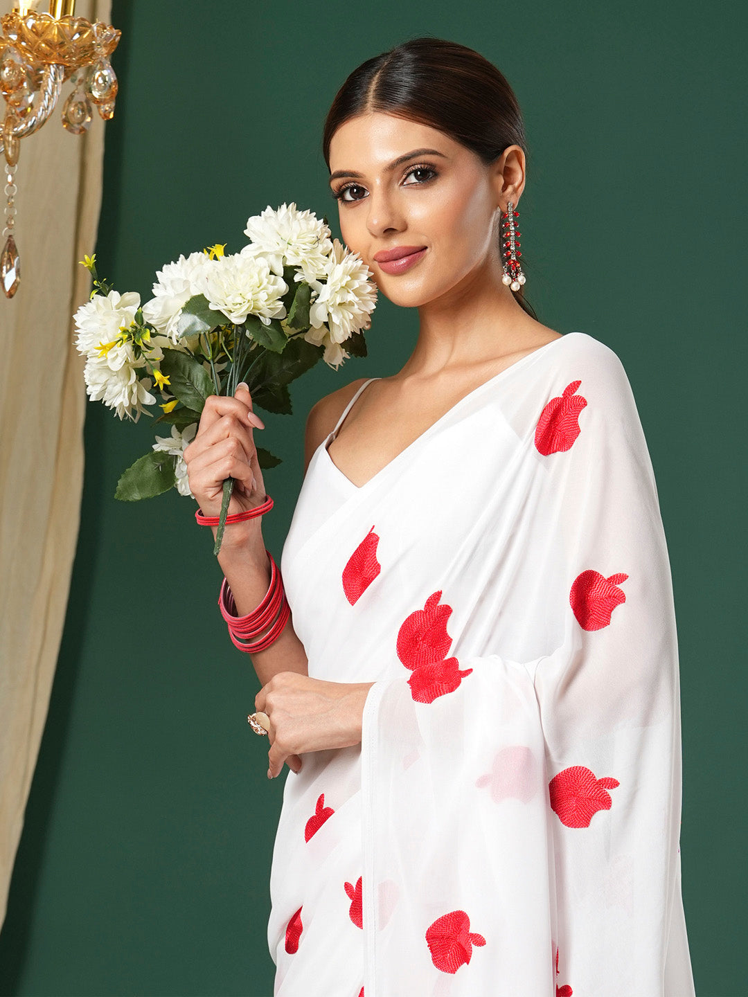 Women's Georgette White Embroidered Designer Saree With Blouse Piece