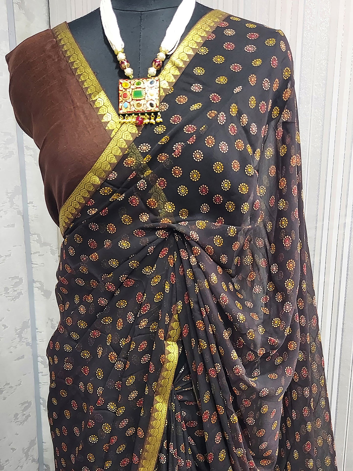 Women's Chiffon Brown Printed Celebrity Saree With Blouse Piece