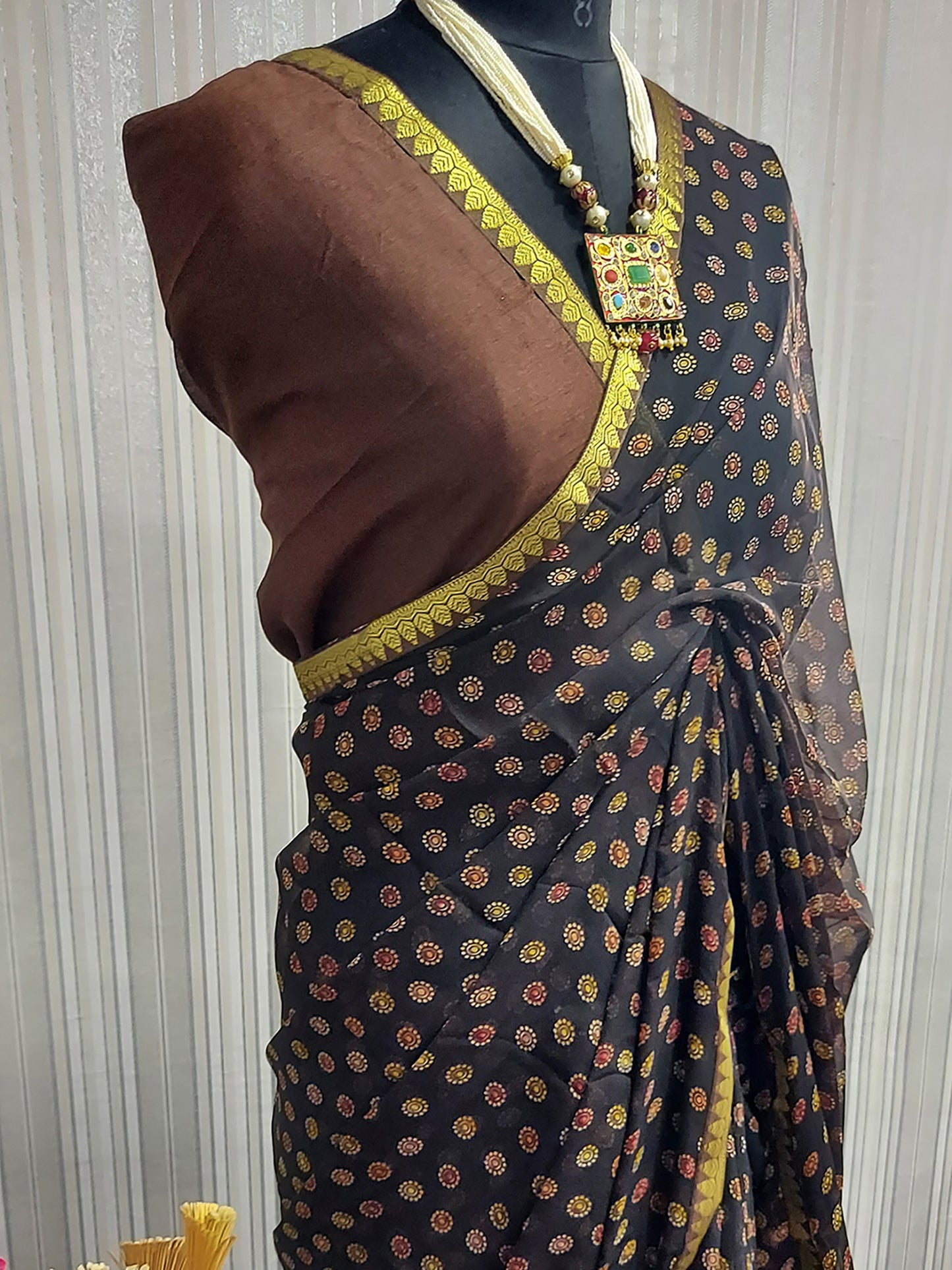Women's Chiffon Brown Printed Celebrity Saree With Blouse Piece