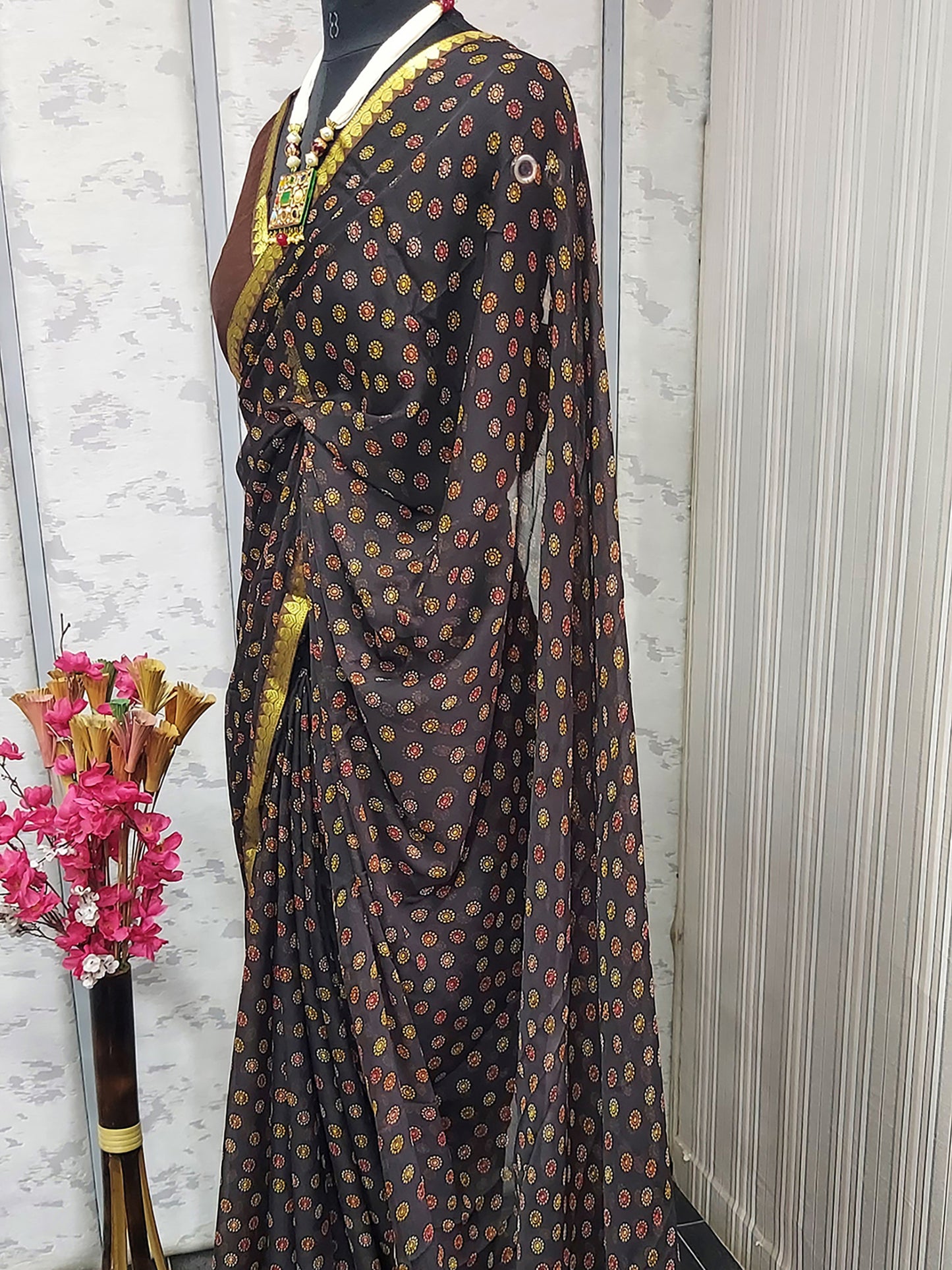 Women's Chiffon Brown Printed Celebrity Saree With Blouse Piece