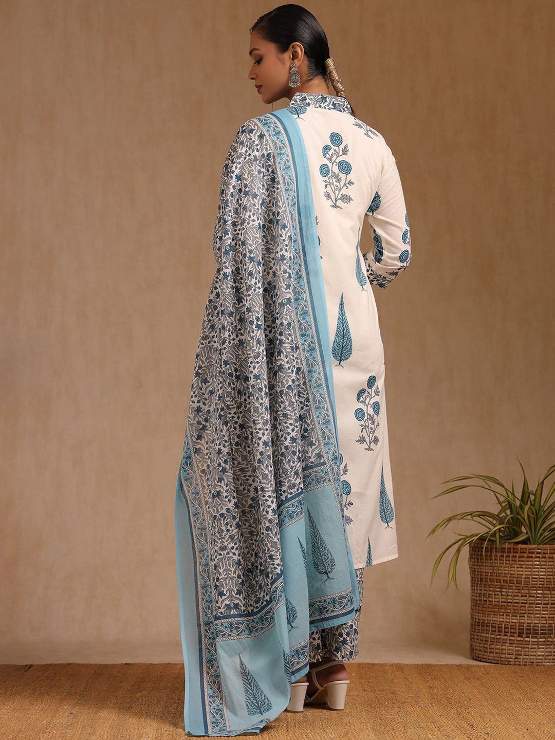 Dhiyona SO Women's Floral Printed V-Neck Straight Kurta With Trousers & Dupatta