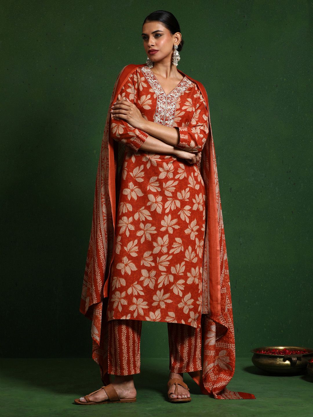 Dhiyona VA Women'sFloral Printed V-Neck Thread Work Kurta With Trousers & Dupatta