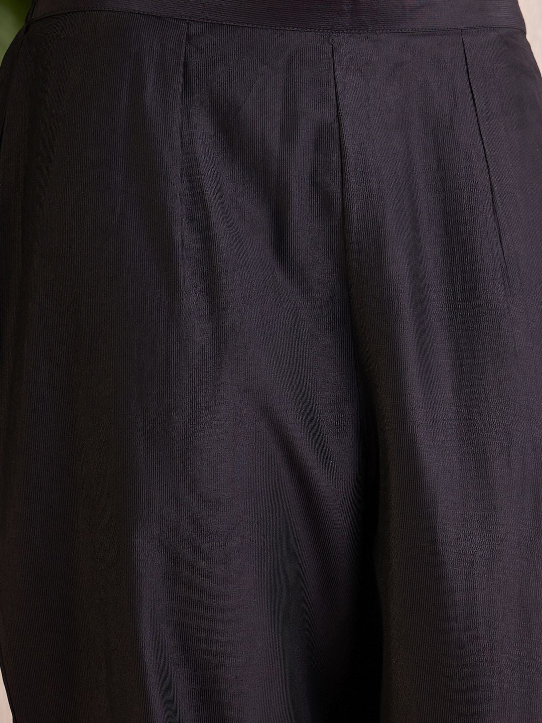 Dhiyona IE Women Yoke Design Empire Thread Work Liva Kurta with Trousers
