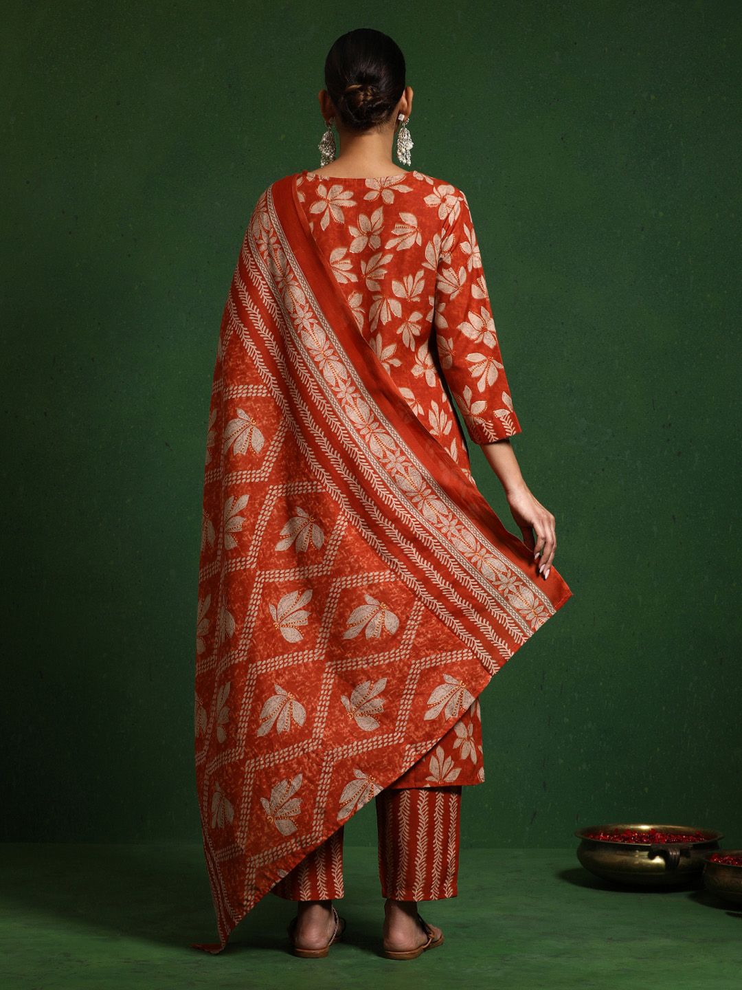 Dhiyona VA Women'sFloral Printed V-Neck Thread Work Kurta With Trousers & Dupatta