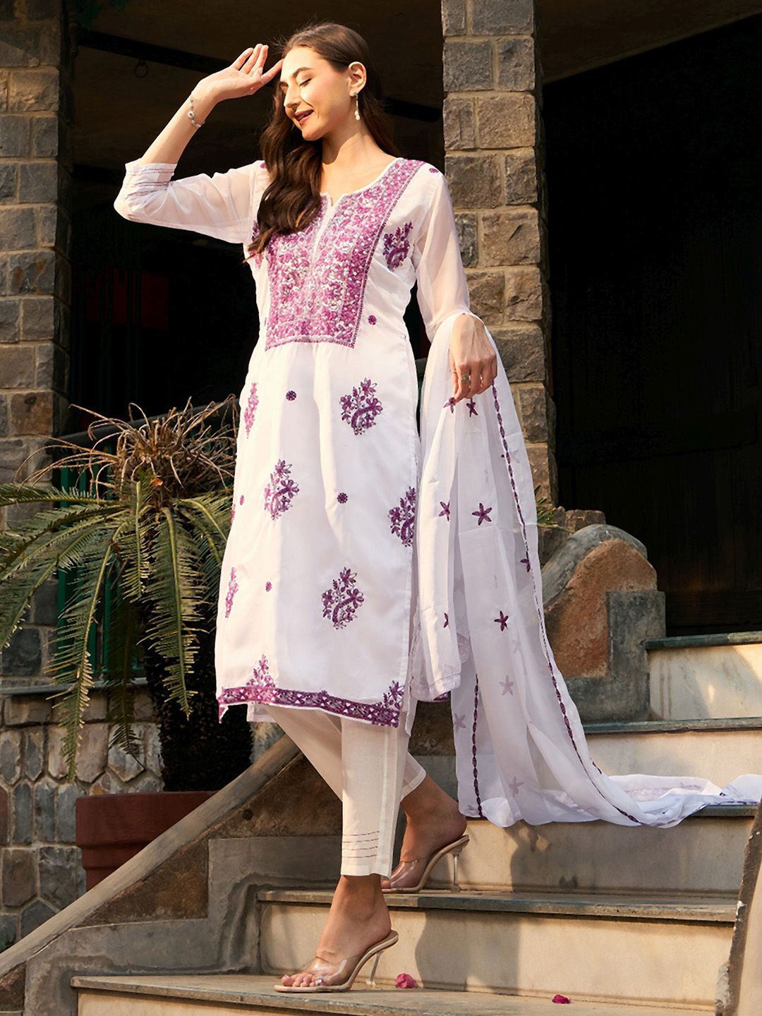 Floral Embroidered Regular Thread Work Kurta with Trousers & Dupatta