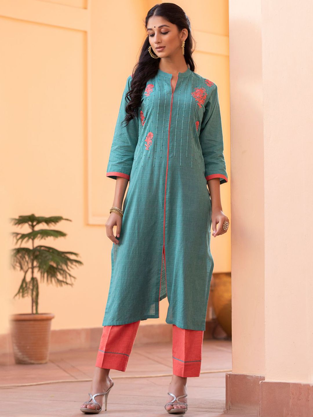 Dhiyona WP Floral Embroidered Reglar Thread Work Pure Cotton Straight Kurta With Trousers