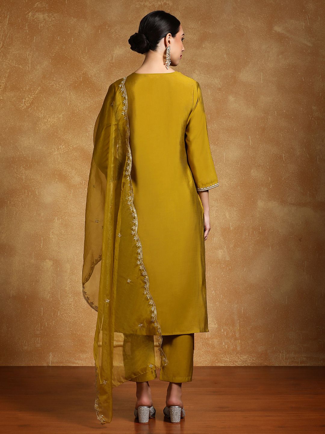 Dhiyona VA Women'sFloral Embroidered Zari Straight Kurta With Trousers And Dupatta