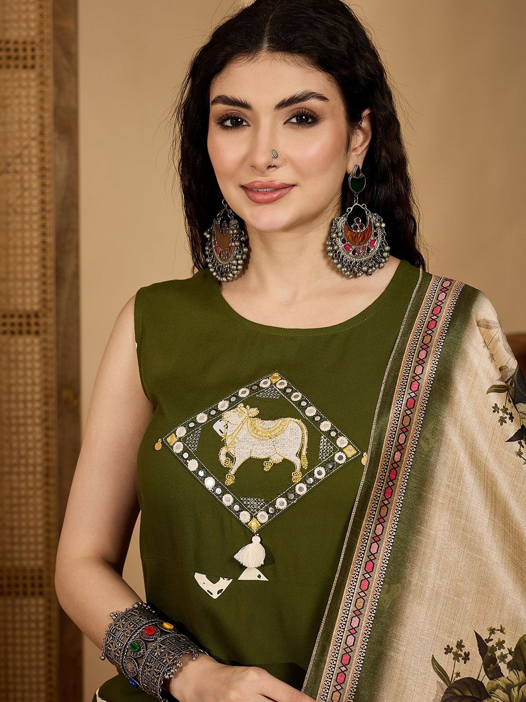 Dhiyona SN Women's Bandhani Printed Sleeveless Thread Work A-Line Kurta & Trousers With Dupatta